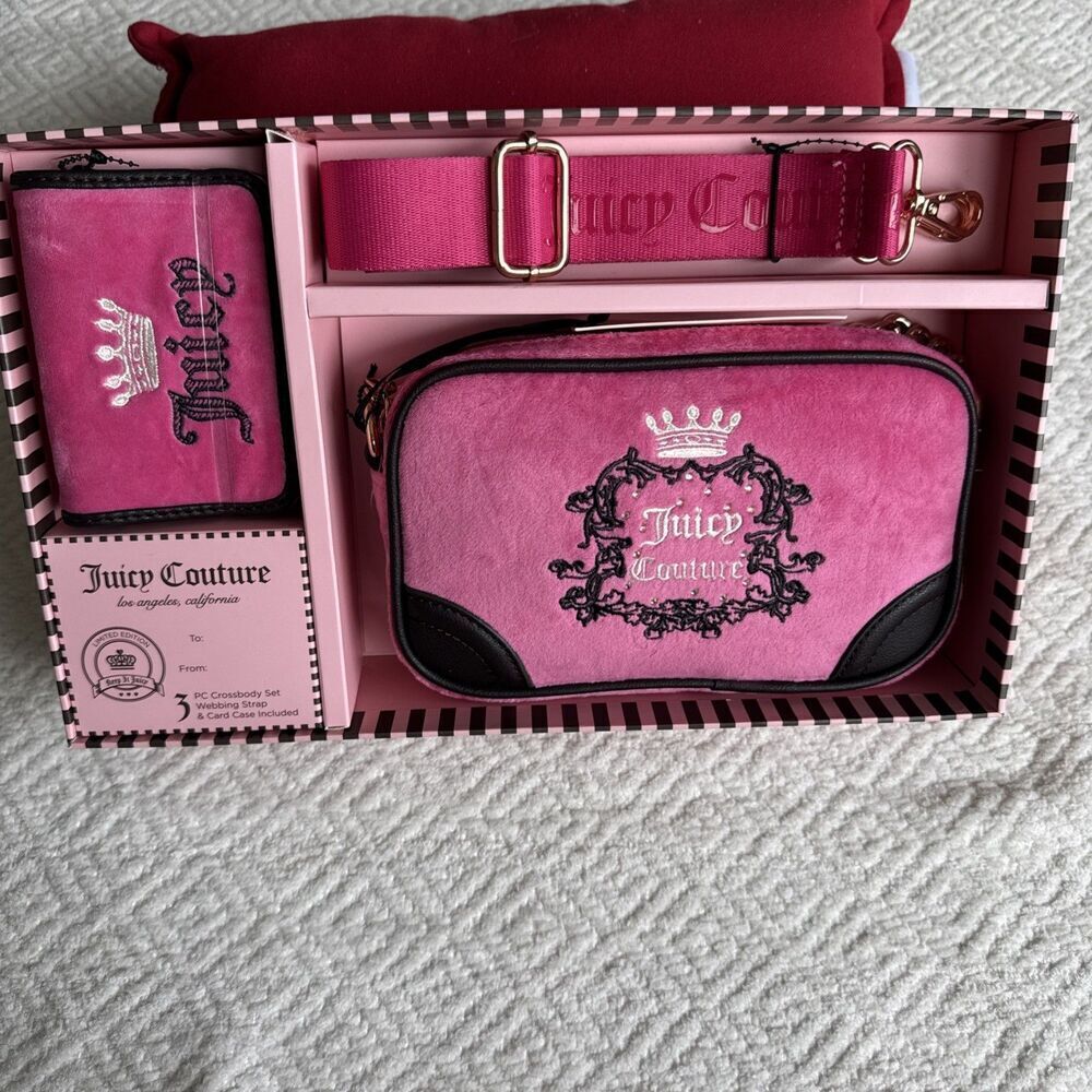 NWT  Juicy Couture Gift Set  Love Heritage Slim Camera Bag & Envelope Card Case